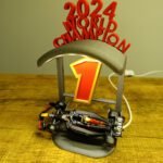 Formule 1 modelautohouder (max verstappen Bburago 1:43 2024 RB20 versie)